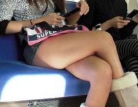 【電車でパンチラ画像】脚を組む女の子、ギャルって妙にエロく見える！エロい脚、太ももをこっそり盗撮してみたｗｗｗ