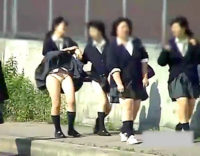 【制服JK風チラハプニング】伝説の風チラスポットで通学途中の制服JKを待つ！ものすごい風がJKのスカートをめくり上げまくりｗｗｗ
