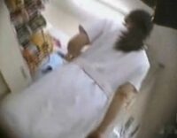 【盗撮パンチラ動画】病院近くのコンビニで獲物を探す！買物に来たナースのスカート逆さ撮りとかｗｗｗ